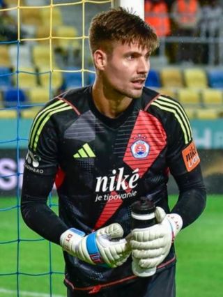 @_dominiktakac 🇸🇰 🆙🧤 custom model 💎 ŠK Slovan Bratislava . . . . . #upgteam #upgloves #goalkeeping #goalkeeperlife...
