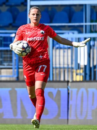 @ivapizlova from @fcslovanliberec.zeny #holkytaky #upgloves #goalkeepers